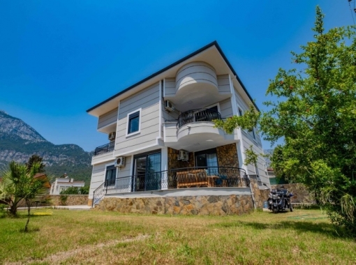 Göynük Merkezde 543 m2 müstakil 7+1 Havuzlu Müstakil villamız